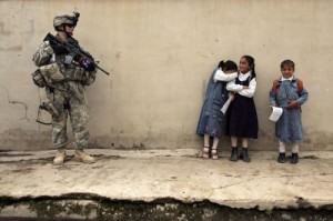 us-soldier-and-iraqi-girls-data