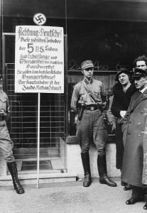Picchetti nazisti davanti ai negozi ebraici
